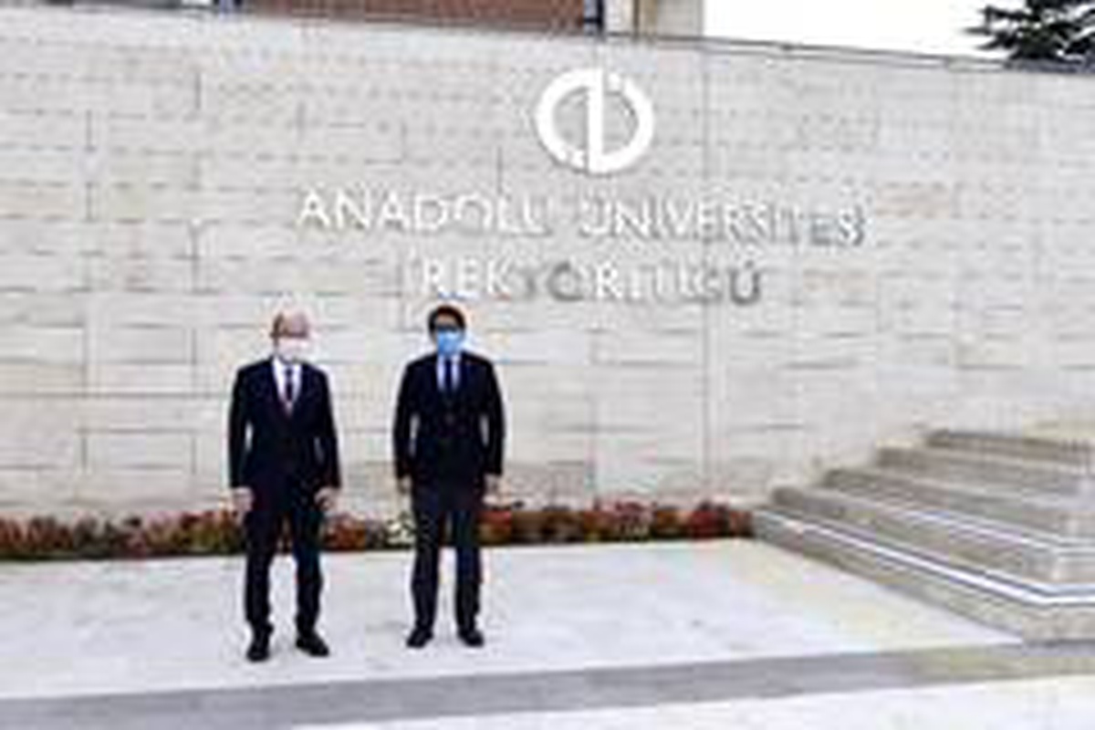 Cumhurbaşkanlığı İnsan Kaynakları Ofisi Başkanı Doç. Dr. Atay\'dan, Rektör Erdal\'a hayırlı olsun...