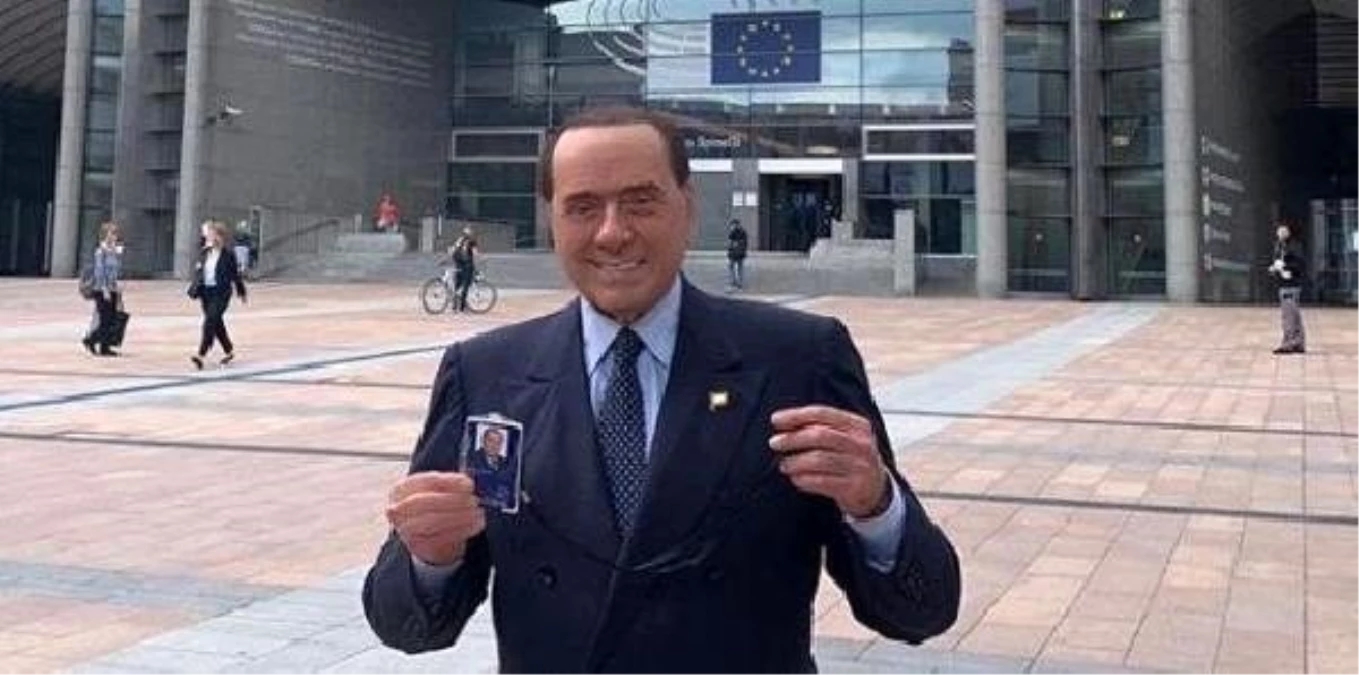 Eski İtalya Başbakanı Berlusconi kendisinden 53 yaş küçük sevgilisiyle görüntülendi