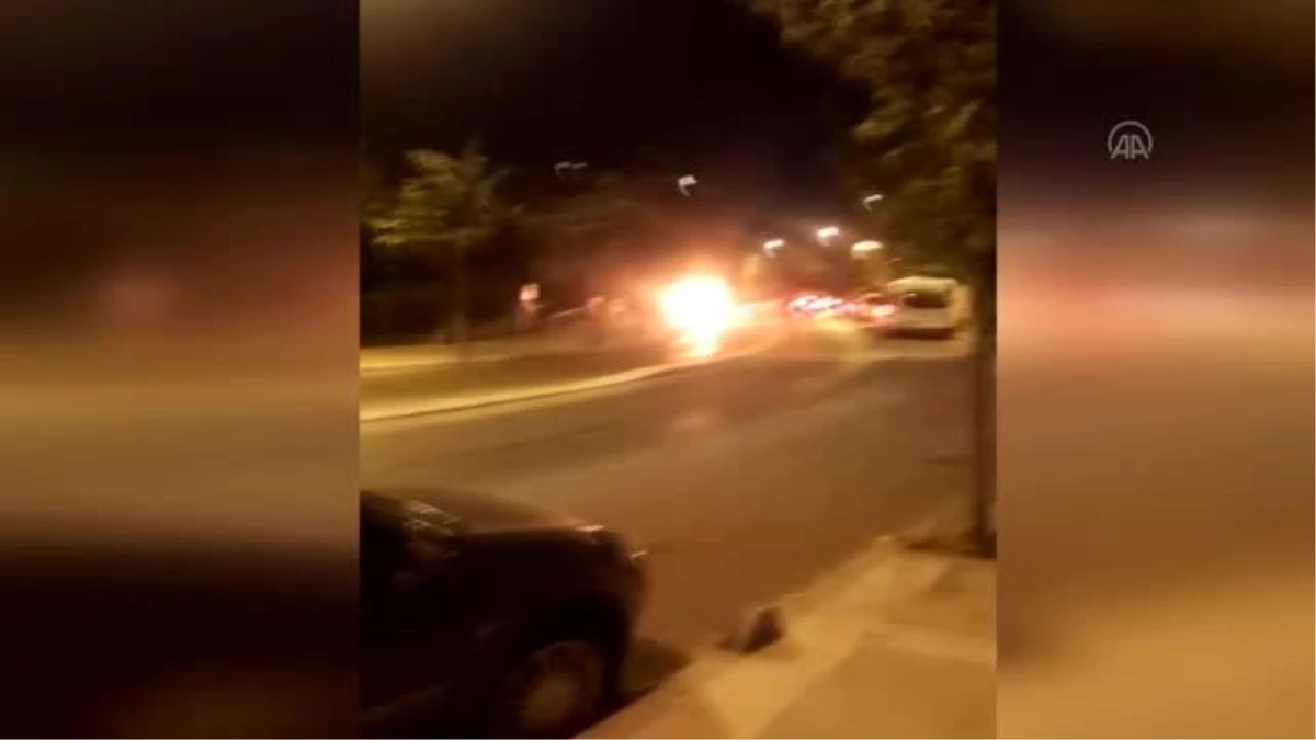 Son dakika haber... İstanbul\'da aydınlatma direğine çarpan otomobil alev aldı