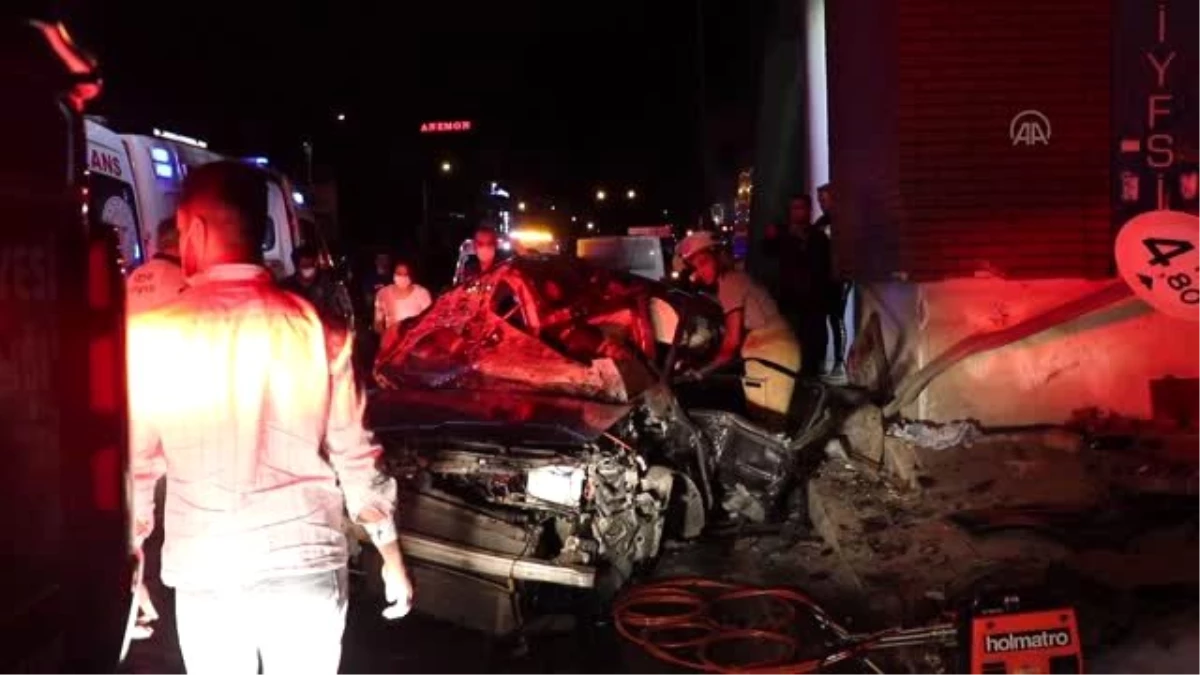 İzmir\'de otomobil üst geçide çarptı: 1\'i ağır 3 yaralı