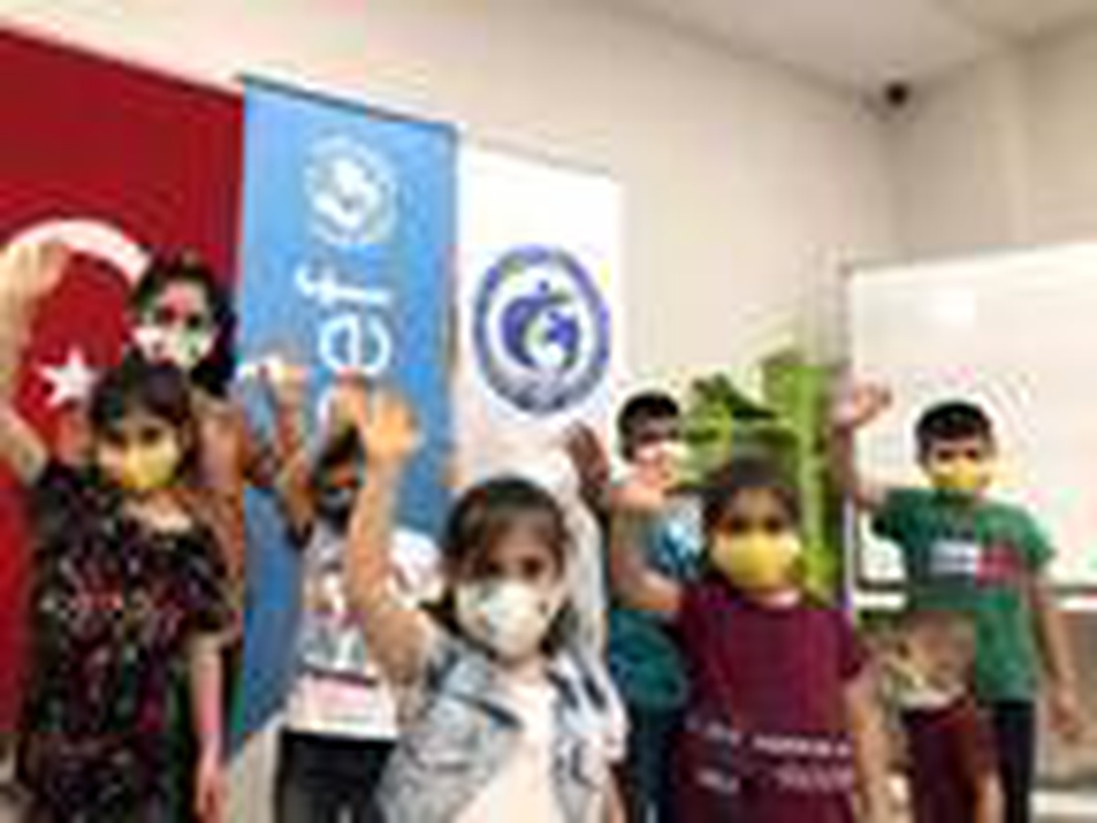 Son dakika haberi | İzmir\'de sığınmacı kadınlar çocuklar için kumaş maske dikiyor
