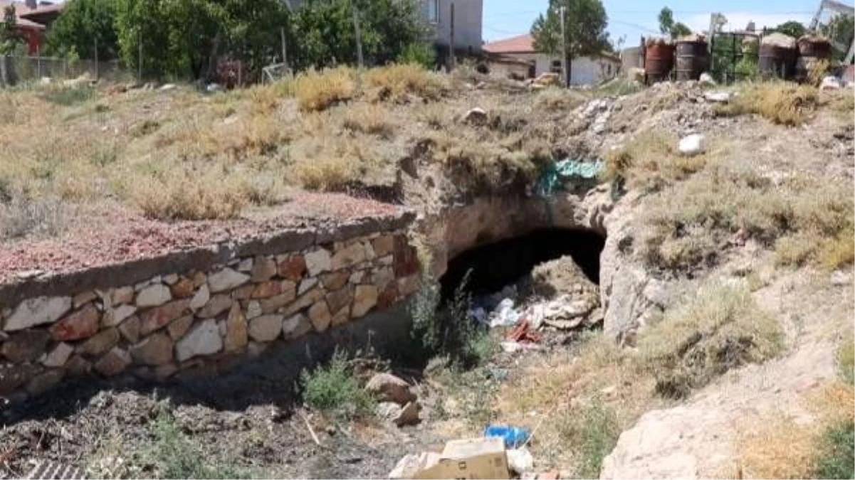 Kırşehir\'de belediye işçileri kazı yaparken mağara buldu