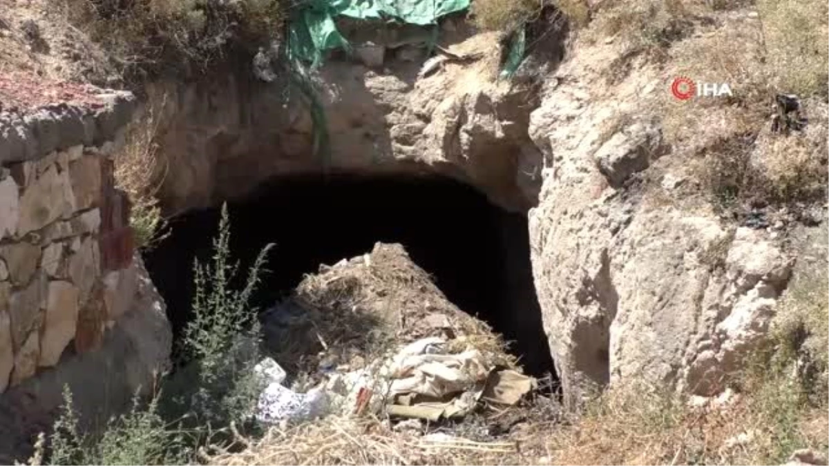Kırşehir\'de belediye kaçak su kazısında mağara bulundu
