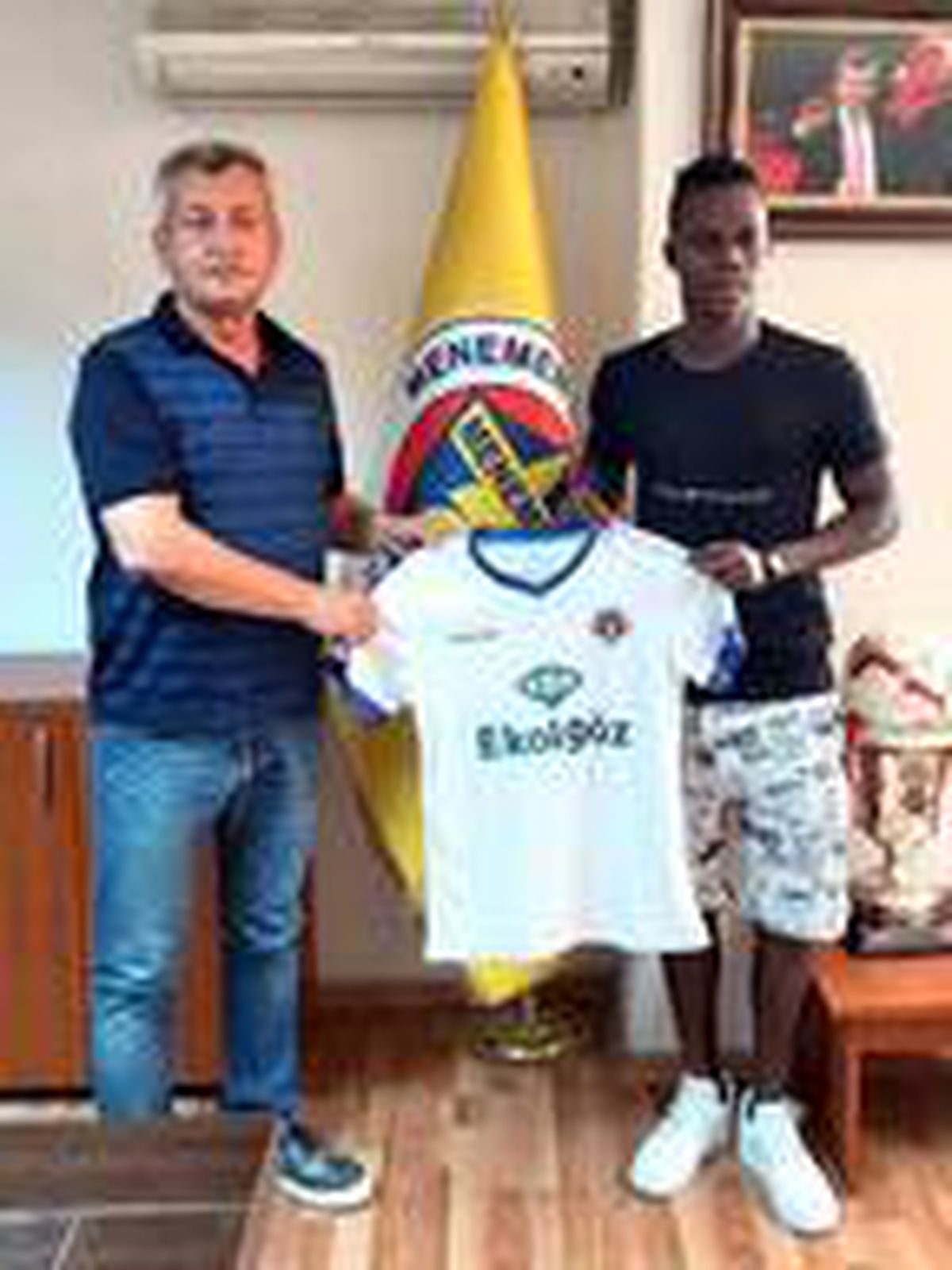 Menemenspor\'da Adamu imzaladı