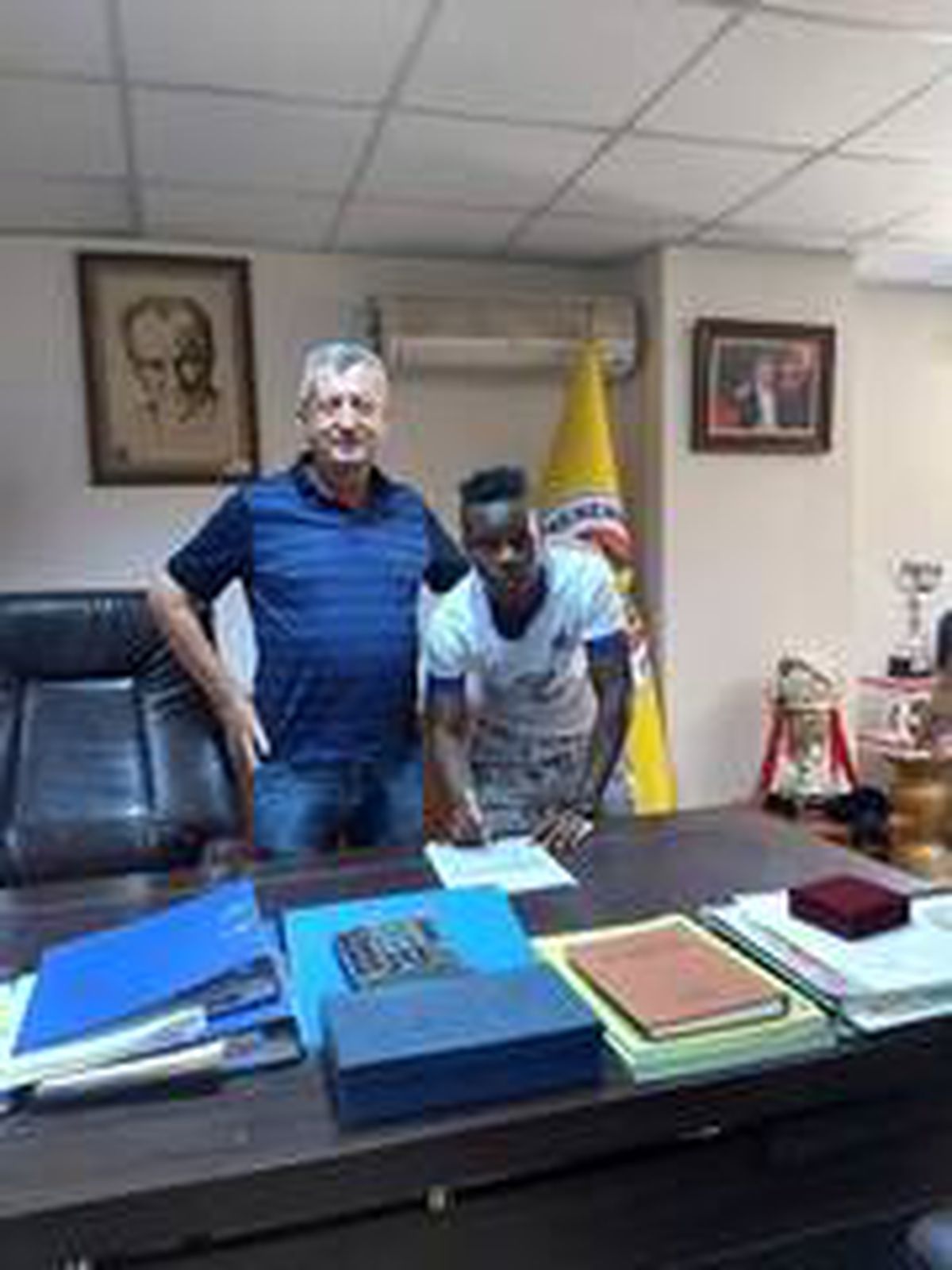 Menemenspor\'dan orta sahaya takviye
