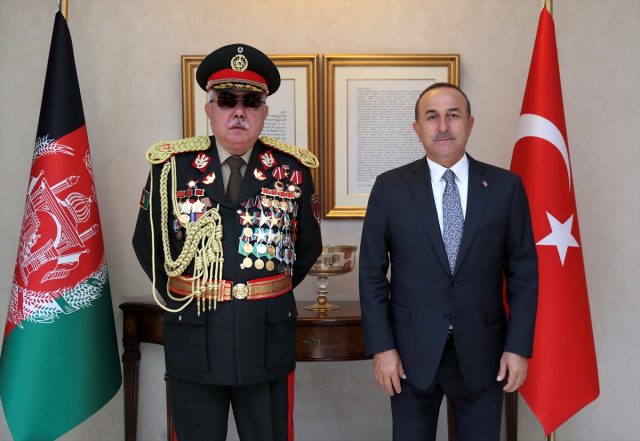 Mevlüt Çavuşoğlu'nun görüştüğü Mareşal Raşid Dostum'un üniformasındaki madalyalar dikkat çekti
