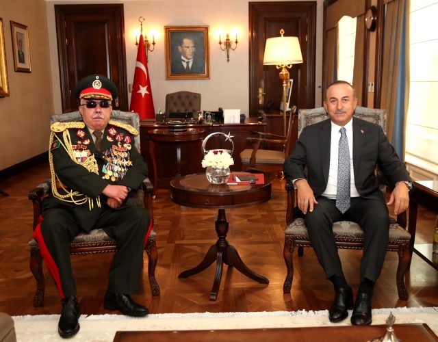 Mevlüt Çavuşoğlu'nun görüştüğü Mareşal Raşid Dostum'un üniformasındaki madalyalar dikkat çekti