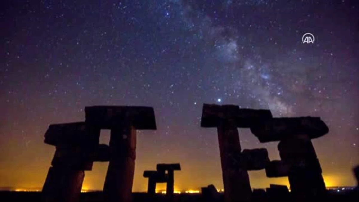 Son dakika haberleri... Perseid meteor yağmuru antik yapılar ile Zafer Anıtı\'nda izlendi
