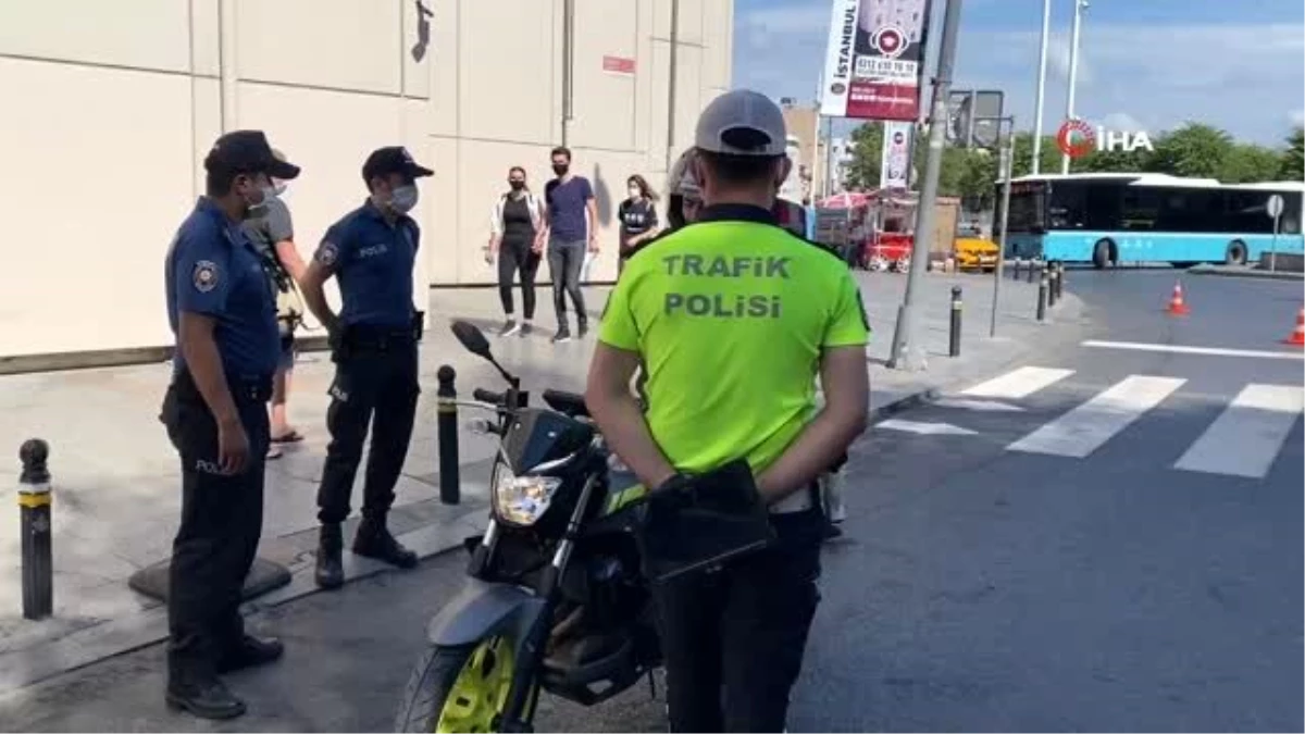 Son dakika haber: Taksim\'de uygulamada polisi şoke eden görüntü: Motosikleti yük kamyonu gibi kullanan sürücüye ceza...