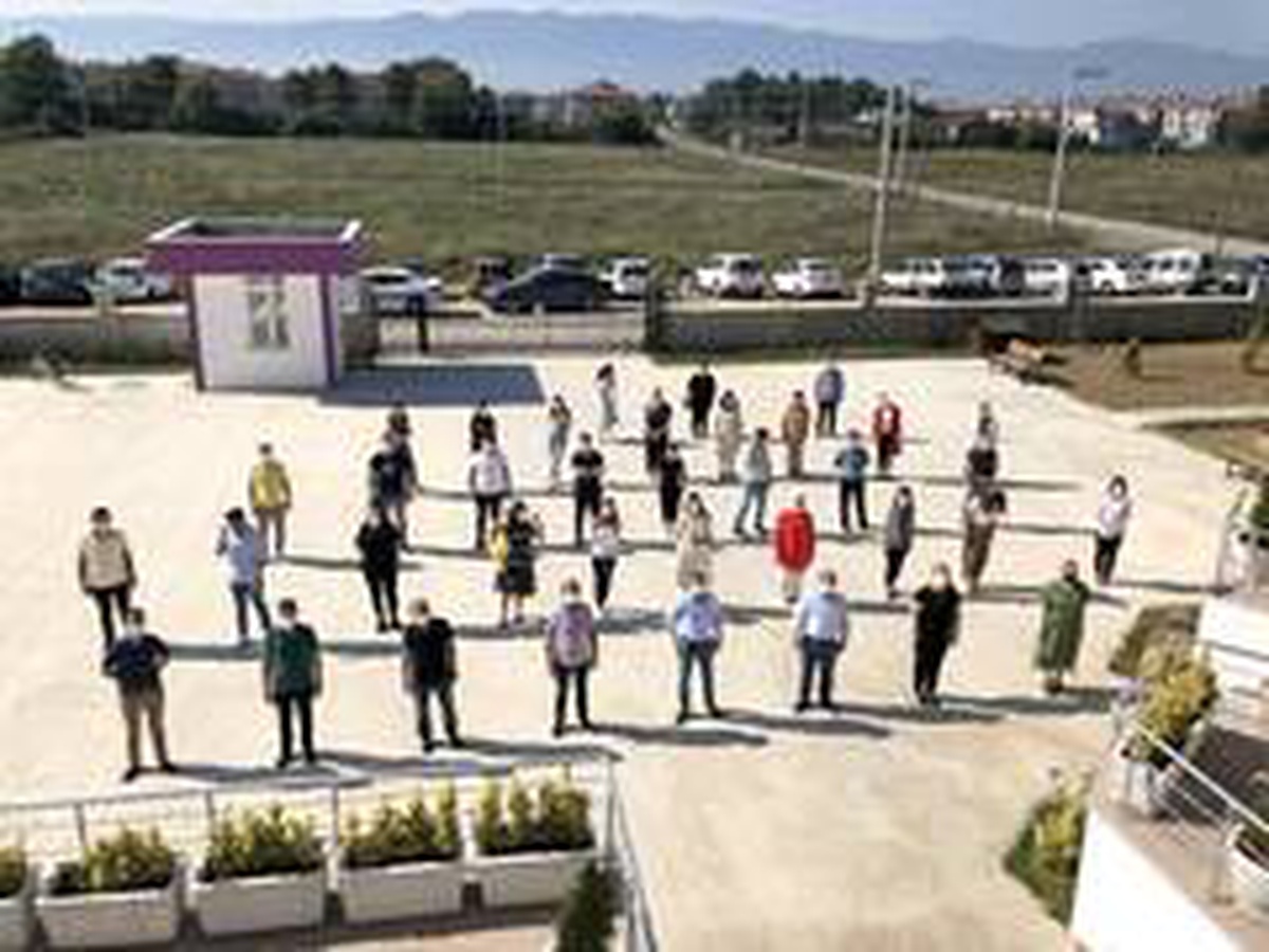 Uğur okullarında sosyal mesafeli toplantı