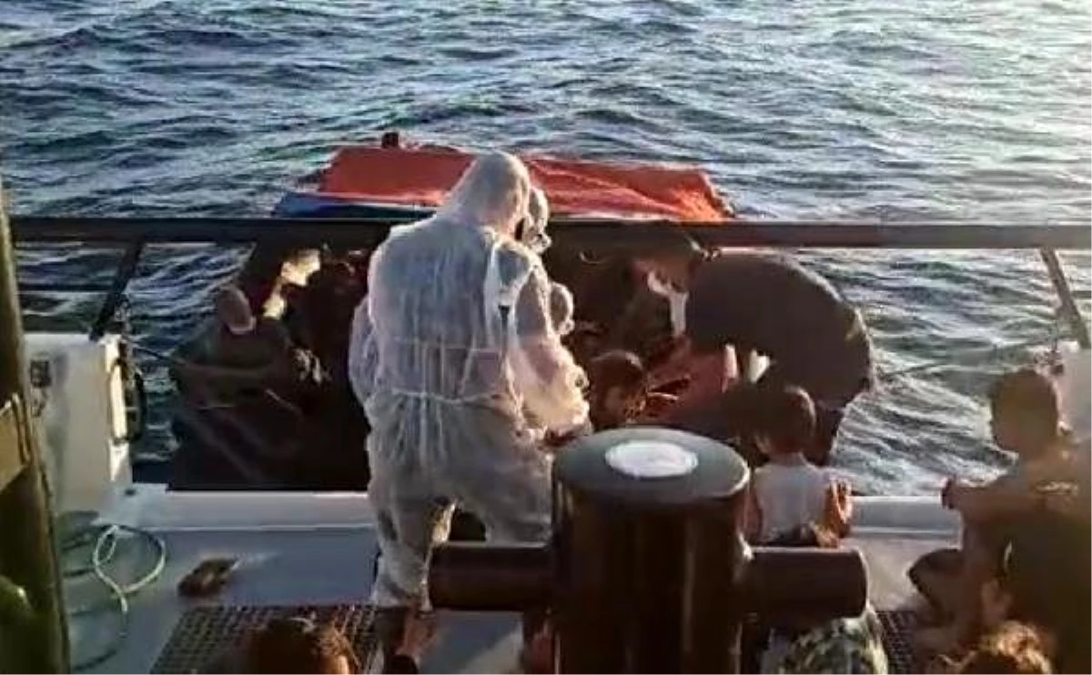 Yunanistan\'ın, Türk karasularına ittiği 103 kaçak göçmen kurtarıldı