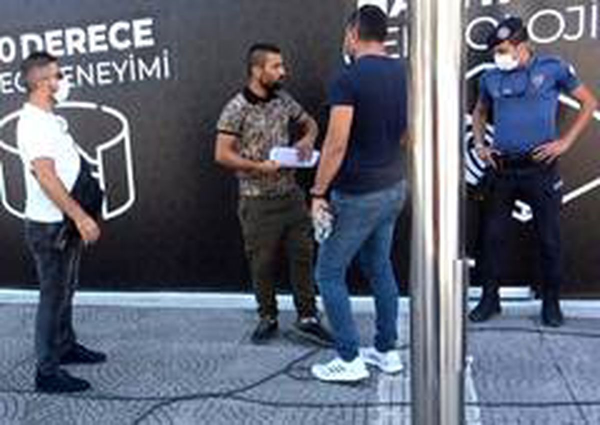 Son dakika haberi! \'Kahraman kurye\' kendini zincirledi