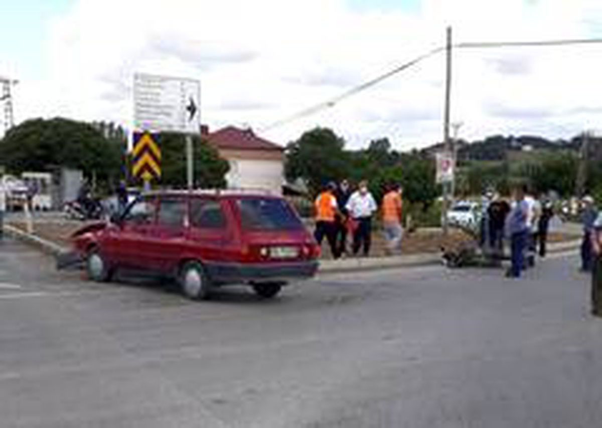 Samsun\'da otomobil ile motosiklet çarpıştı: 2 yaralı