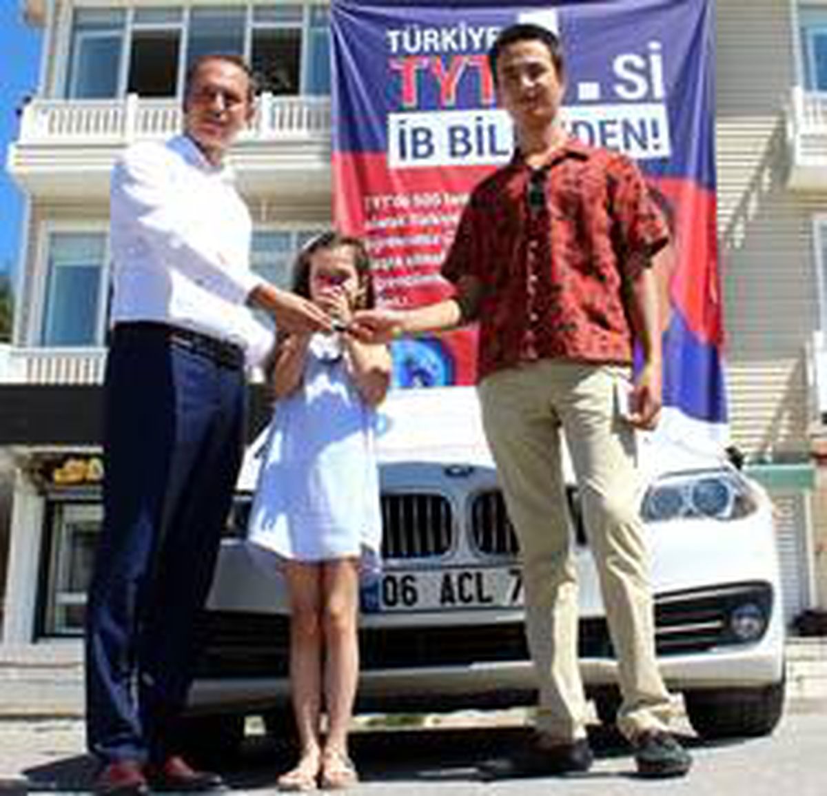 YKS\'de birinci olan öğrencisine 450 bin liralık lüks aracını hediye etti