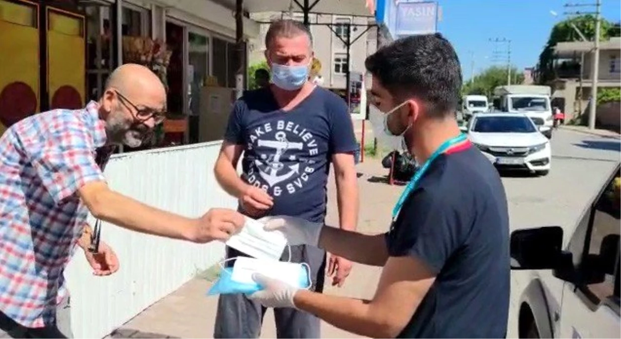 Son dakika haber: Adana\'da vatandaşlara maske dağıtılıp bilgilendirme yapıldı