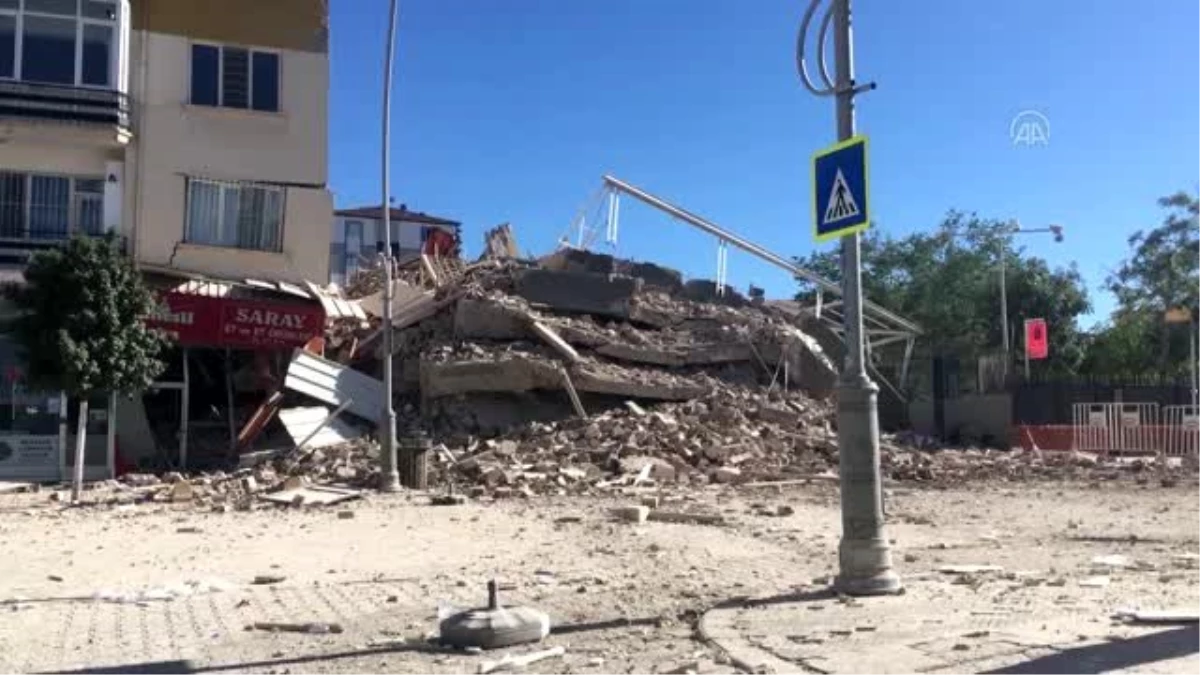 Ağır hasarlı bina yıkım esnasında çöktü