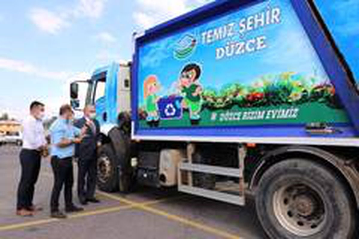 Başkan Özlü çöp kamyonlarında yapılan düzenlemeyi inceledi