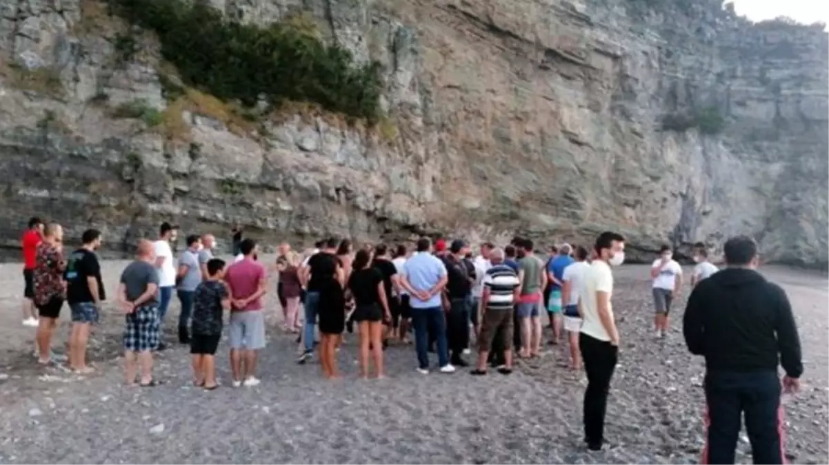 Serinlemek için denize giren 8 kişiyi dalgalar kayalıklara sürükledi, jandarma dronlarla aramaya çıktı