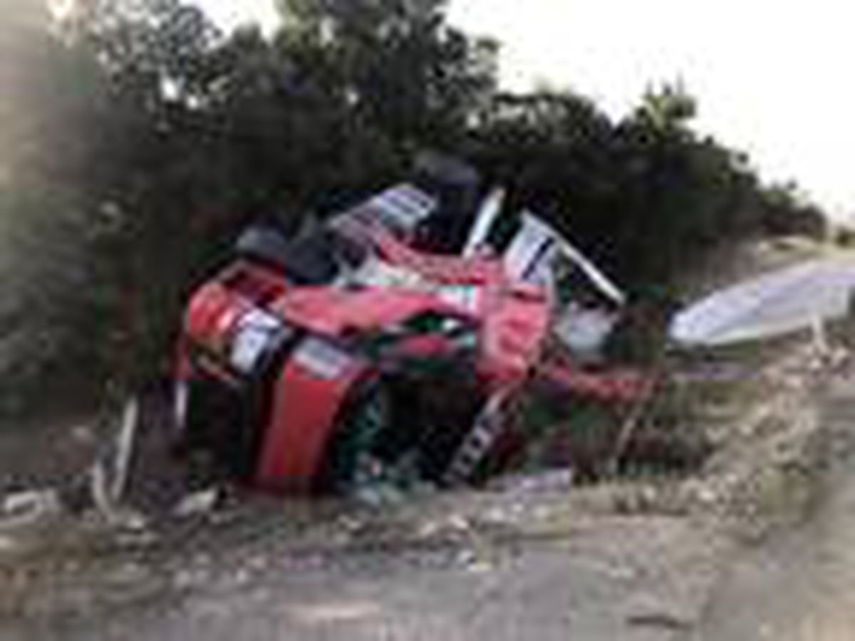 Devrilen tankerin sürücüsü yaralandı, 20 ton süt yol kenarına aktı