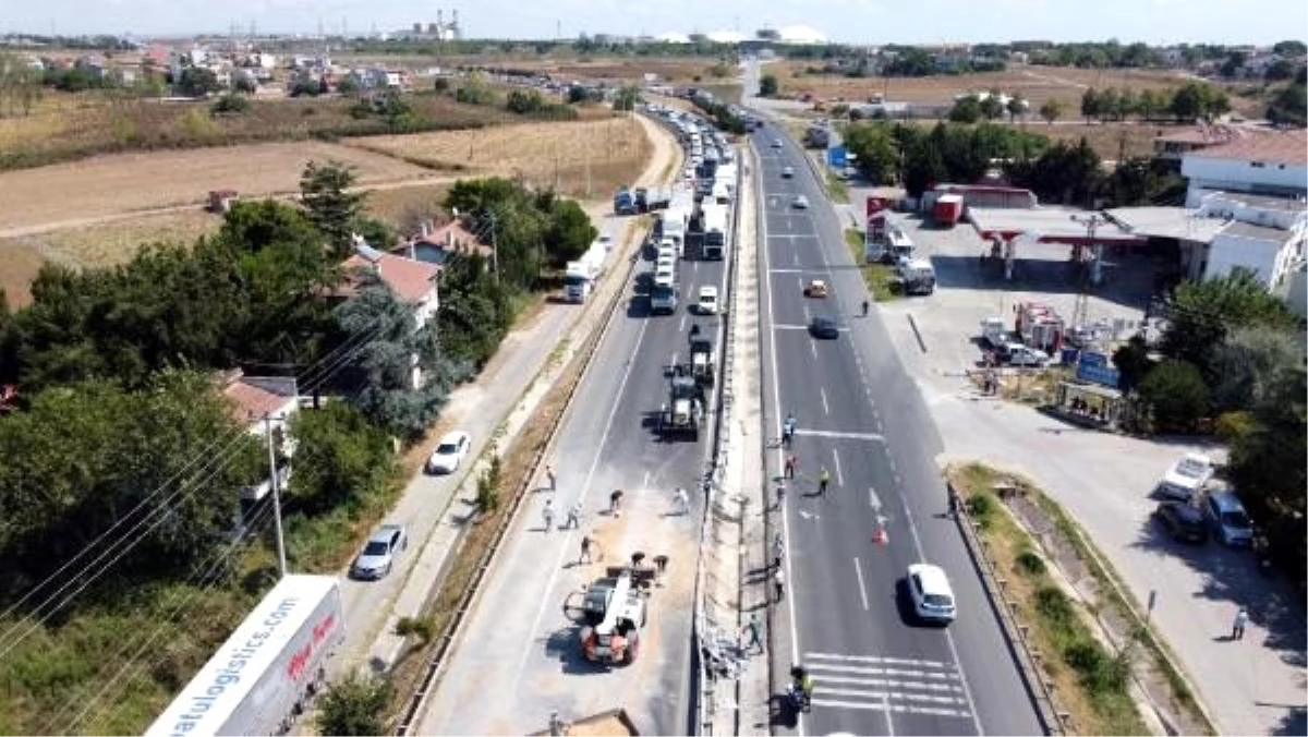 Devrilen TIR\'daki buğday yola saçıldı, Tekirdağ-İstanbul yolu trafiğe kapandı