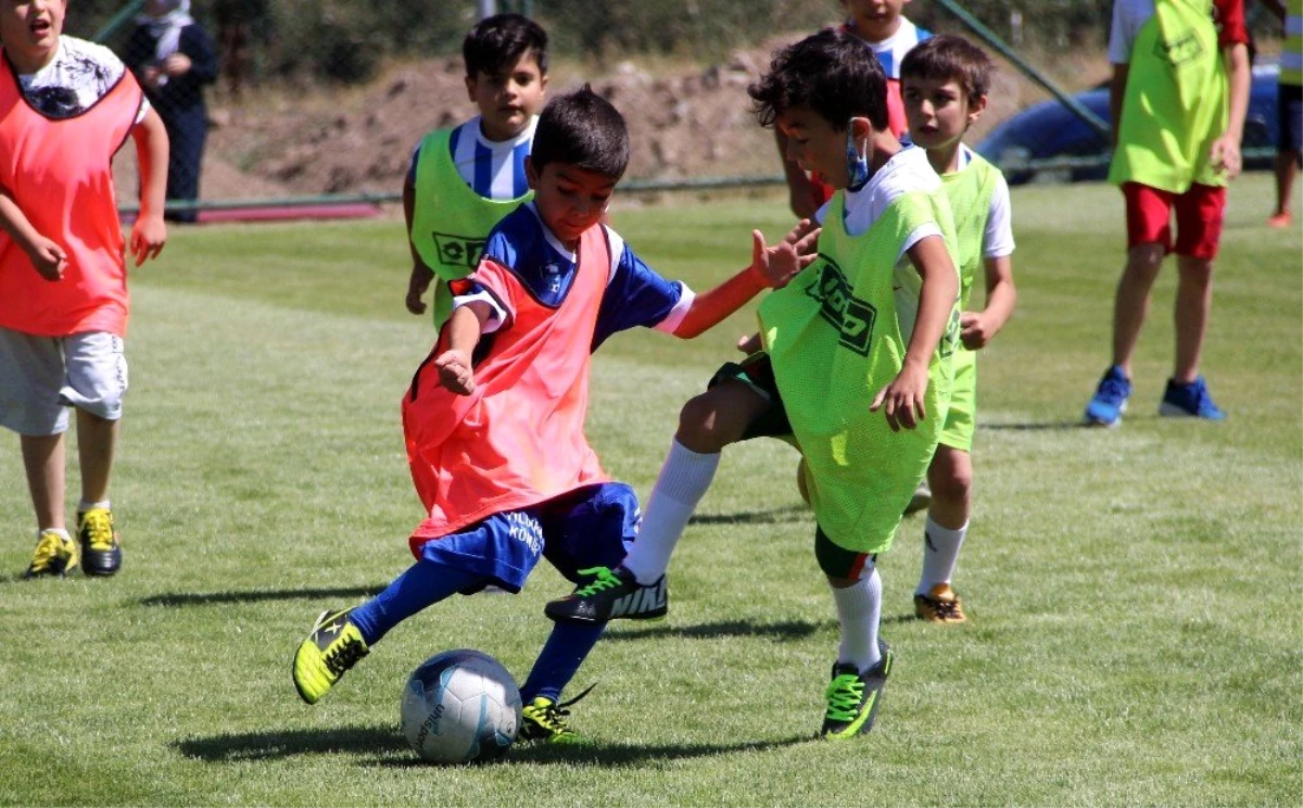 Son Dakika | Futbol seçmelerinde çocuklar sahada, veliler dışarıda terledi