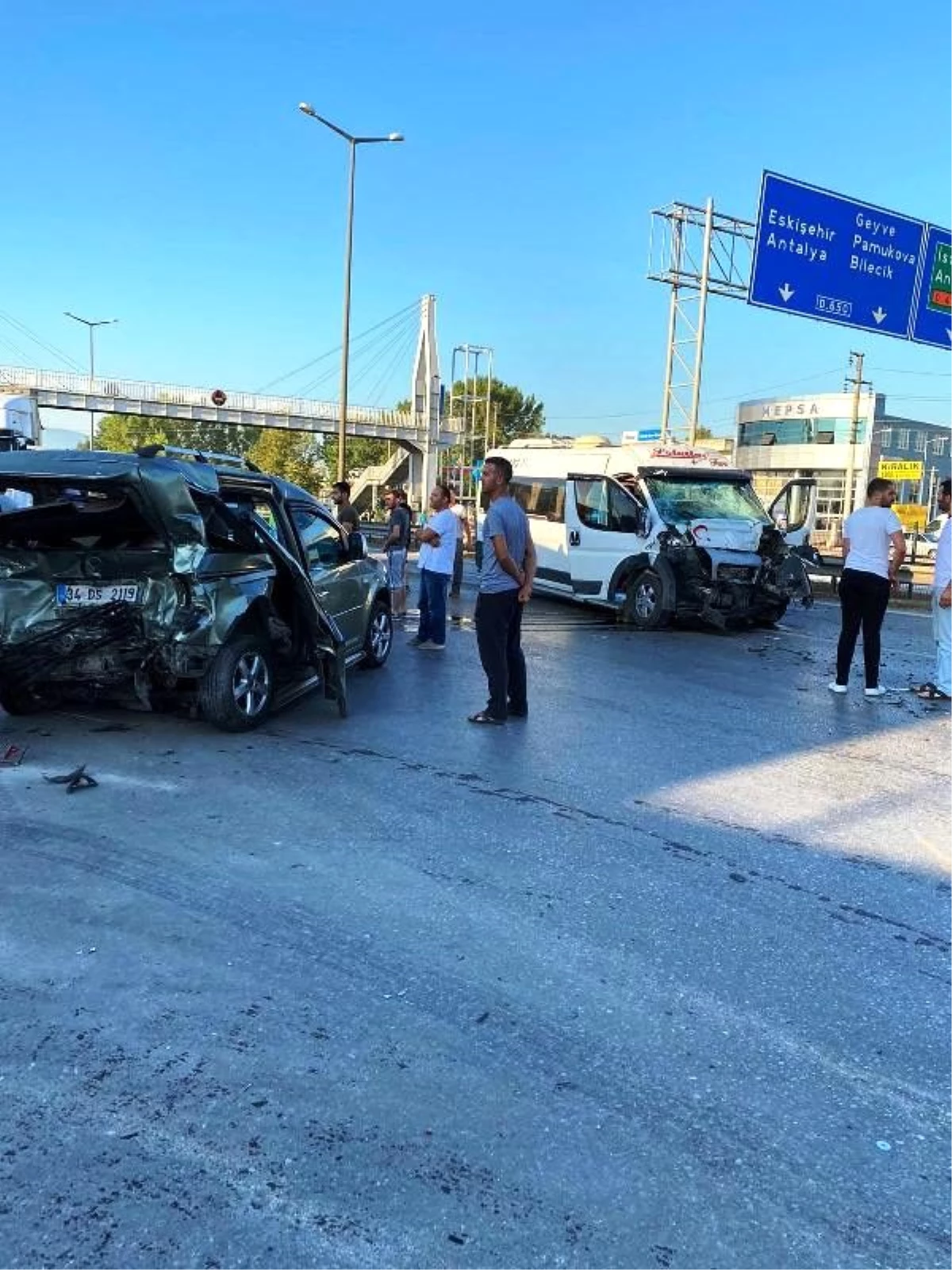 Son dakika haberleri | İşçi servisi ile hafif ticari araç çarpıştı: 1 ölü, 2 yaralı