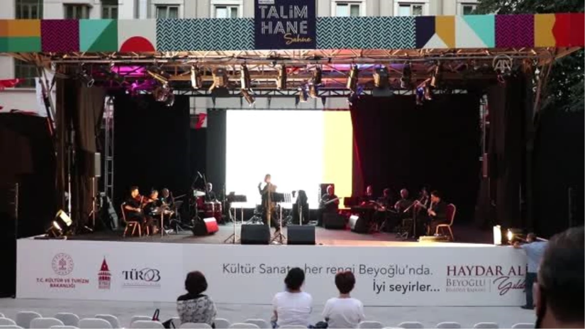 İstanbul Devlet Modern Folk Müzik Topluluğu, Talimhane Sahne\'de konser verdi