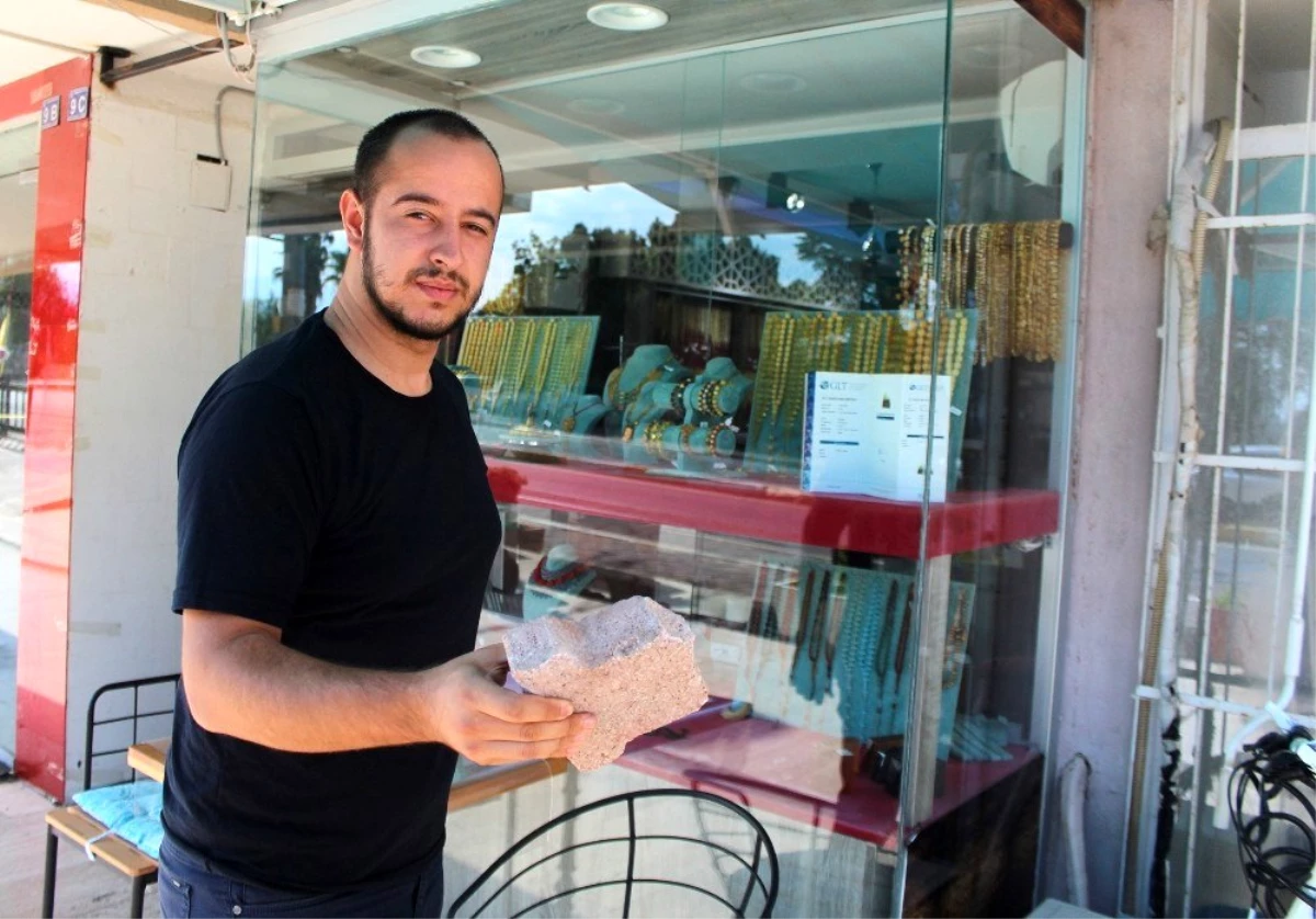 Kaldırım taşıyla camına delik açtığı iş yerinden 8 bin lira değerinde el yapımı tesbih ve bileklik...