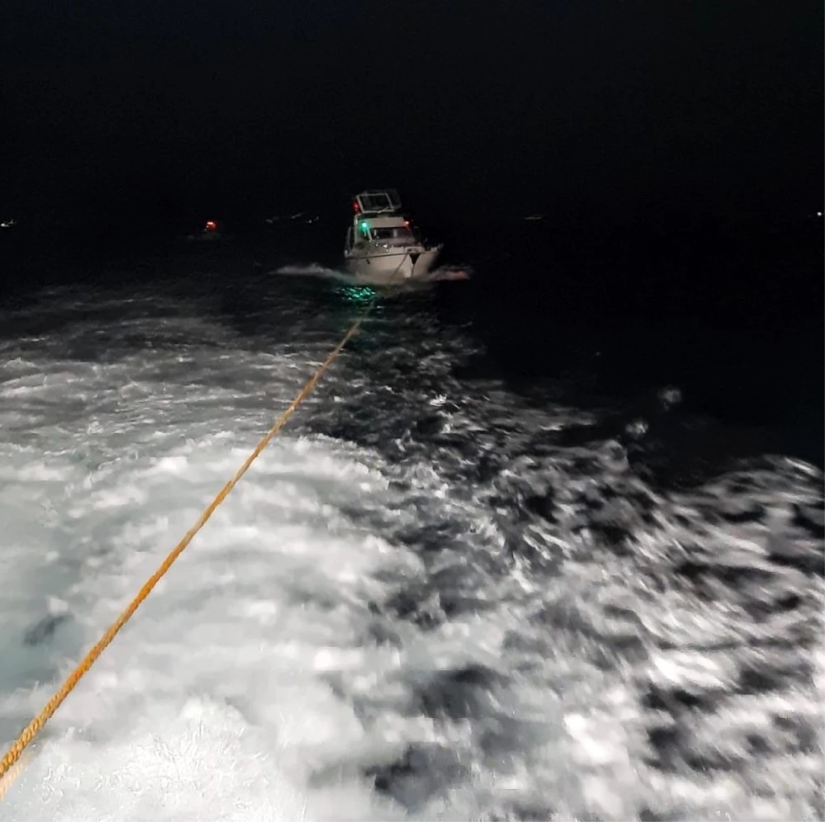 Sedef Adası açıklarında bir teknede sürüklenen 3 kişi kurtarıldı