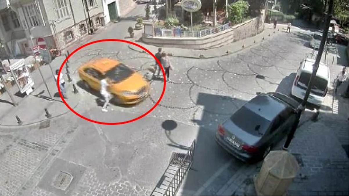 Taksici, aracına binen turistin cep telefonunu kaçırdı! Kovalamaca anı kameraya yansıdı