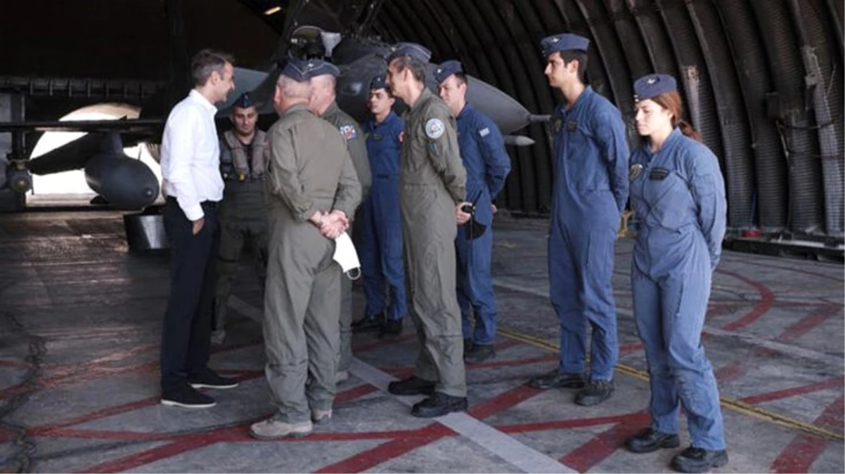 Yunan Başbakan, Fransız savaş uçaklarının önünde poz verdi