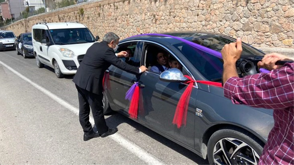 Davet edildiği düğüne yetişemeyen belediye başkanı, yolda konvoyun önünü kesip takısını taktı