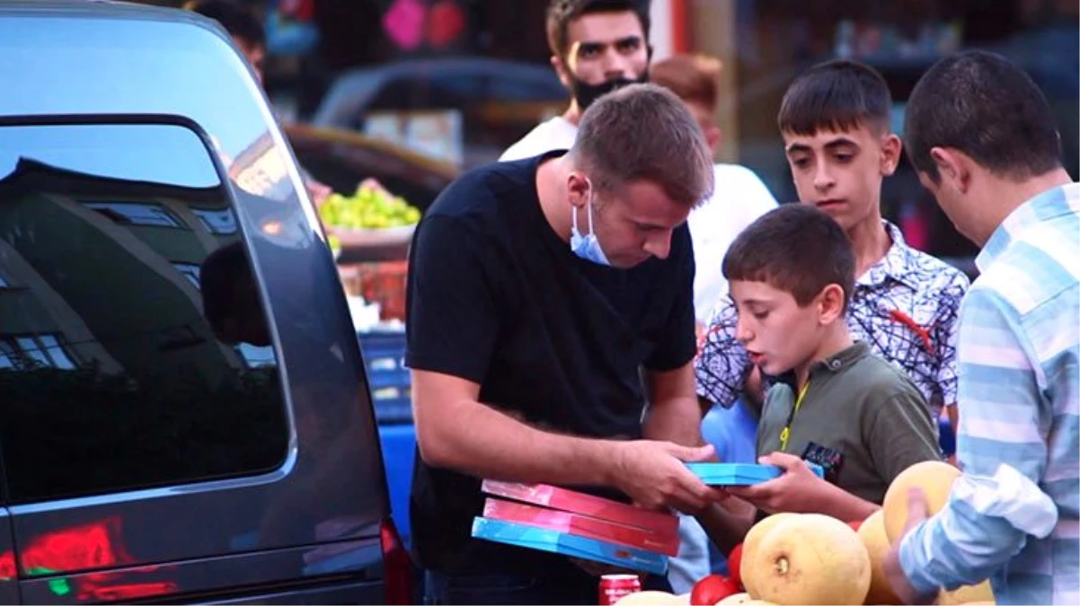 Diyarbakır\'da aç olduklarını söyleyerek çocuklardan yardım isteyen Youtuberlar, duygusal anlara imza attı