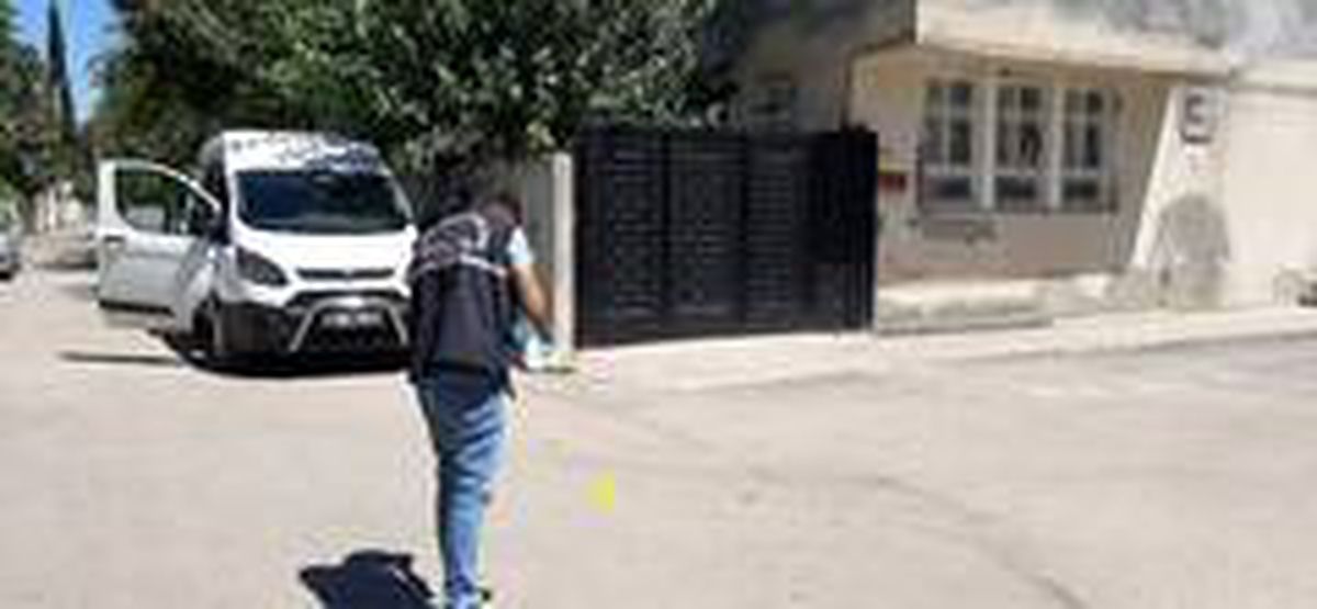 Son dakika haber | Husumetlisinin evinin önünde havaya ateş edince gözaltına alındı