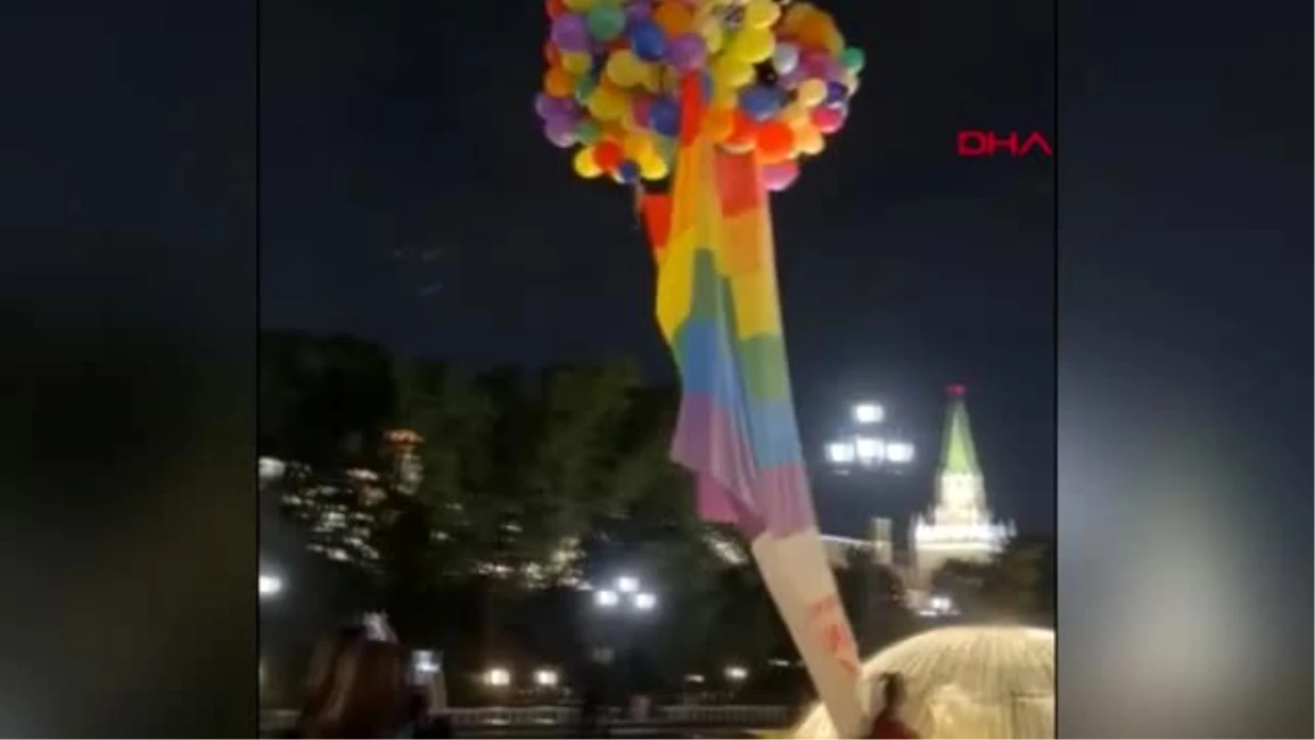 Kremlin Sarayı üzerinde LGBT bayrağı uçurdular