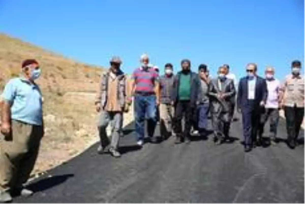 Manas köyü tarihinde ilk defa köy içi asfalt çalışması yapıldı