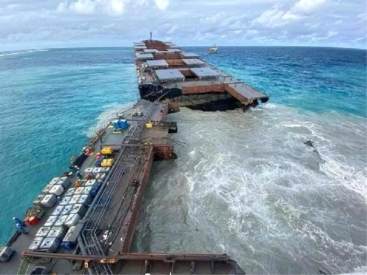 Son Dakika: Mauritius\'ta çevre felaketi büyüdü: Karaya oturan tanker ikiye bölündü
