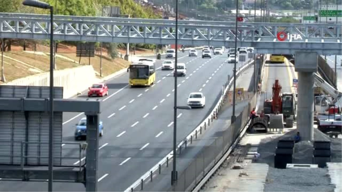 Metrobüs istasyonu çalışmasıyla gece trafiğe kapatılan D-100 karayolu sabah saatlerinde trafiğe...