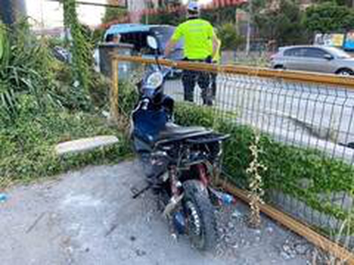 Otomobilin çarptığı motosiklet sürücüsü 100 metre sürüklendi