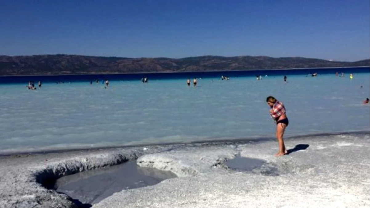 Salda Gölü\'nde vatandaşların oluşturduğu çamur havuzları yasaklandı
