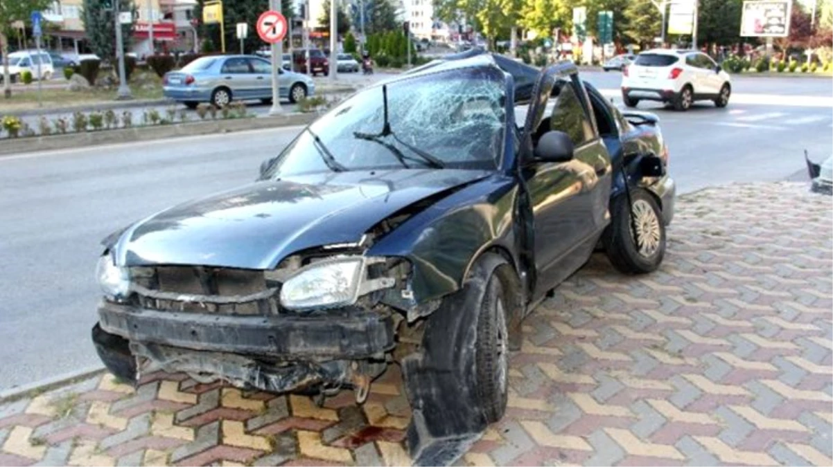 Sürücüsünün kontrolünü kaybettikten sonra direğe çarpan otomobil, ortadan yamuldu