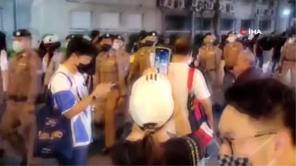Tayland\'da hükümet ve monarşi karşıtları sokağa indi
