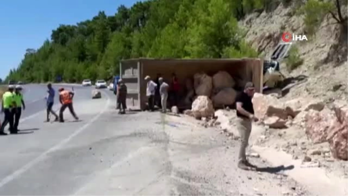 Son dakika haberleri... Antalya\'da taş yüklü kamyon devrildi