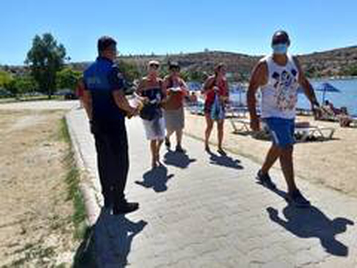 Bodrum\'da zabıta önce uyarıp ardından maske veriyor