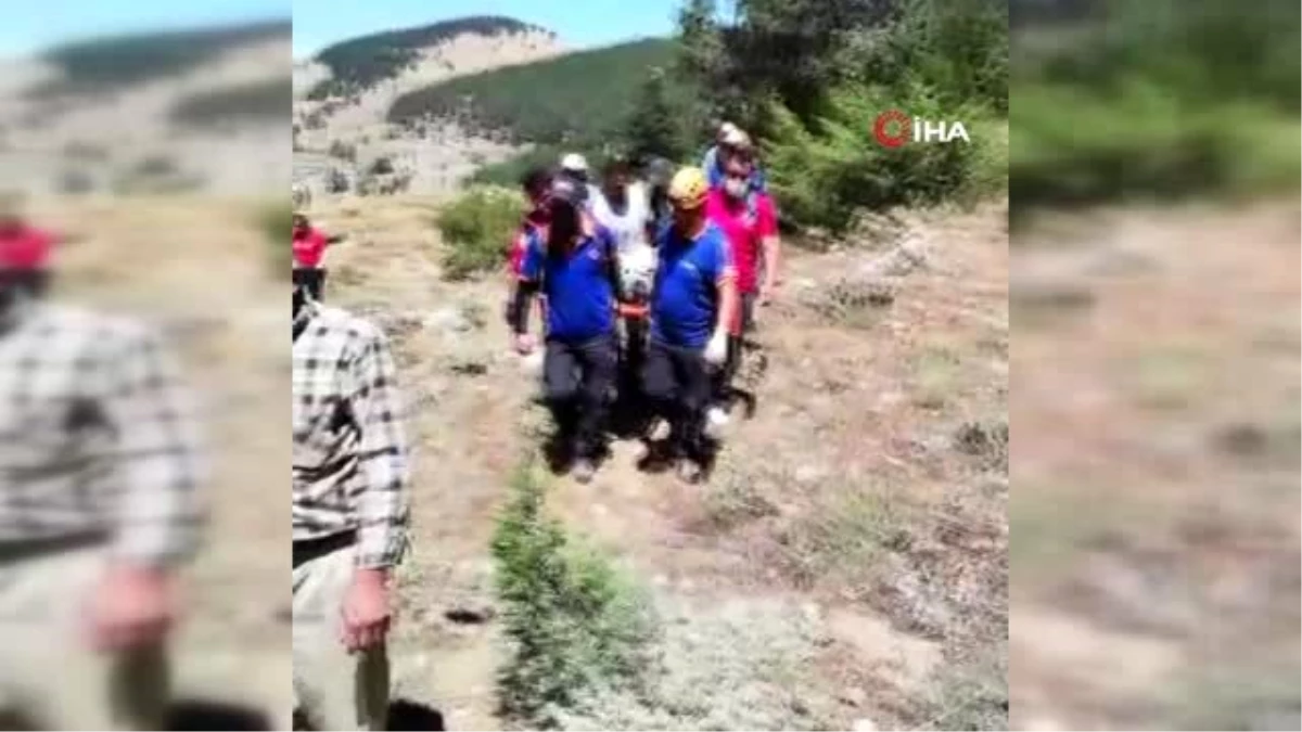 Çay toplamak çıktığı dağda mahsur kalan şahsı ekipler 4 saat boyunca sedyede taşıdı