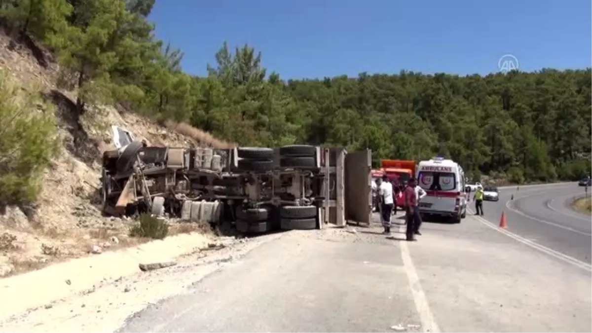 Son dakika! Devrilen hafriyat kamyonunda sıkışan sürücü itfaiye ekiplerince kurtarıldı