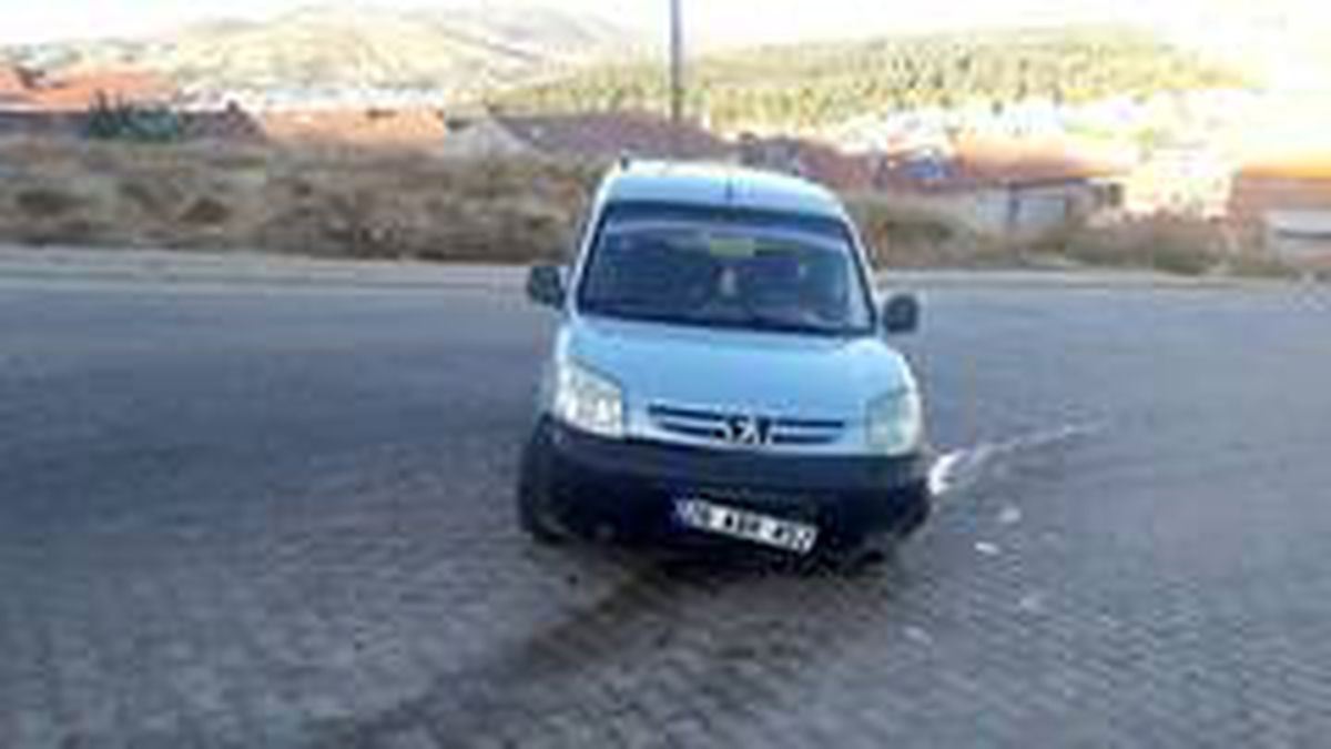 Kamyonet bariyerlere çarptı; 2 yaralı