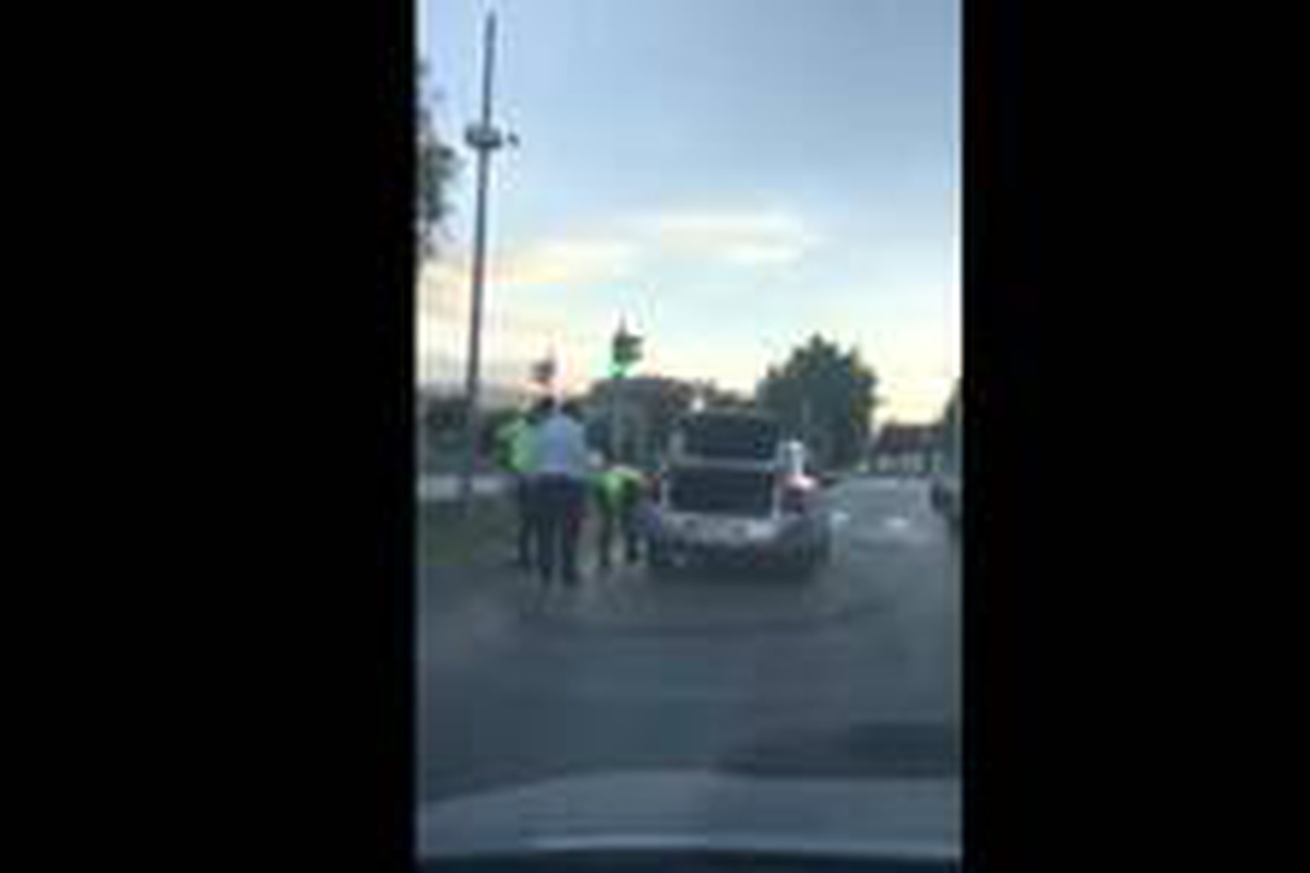 Son dakika... Lastiği patlayan sürücüye polisler yardım etti