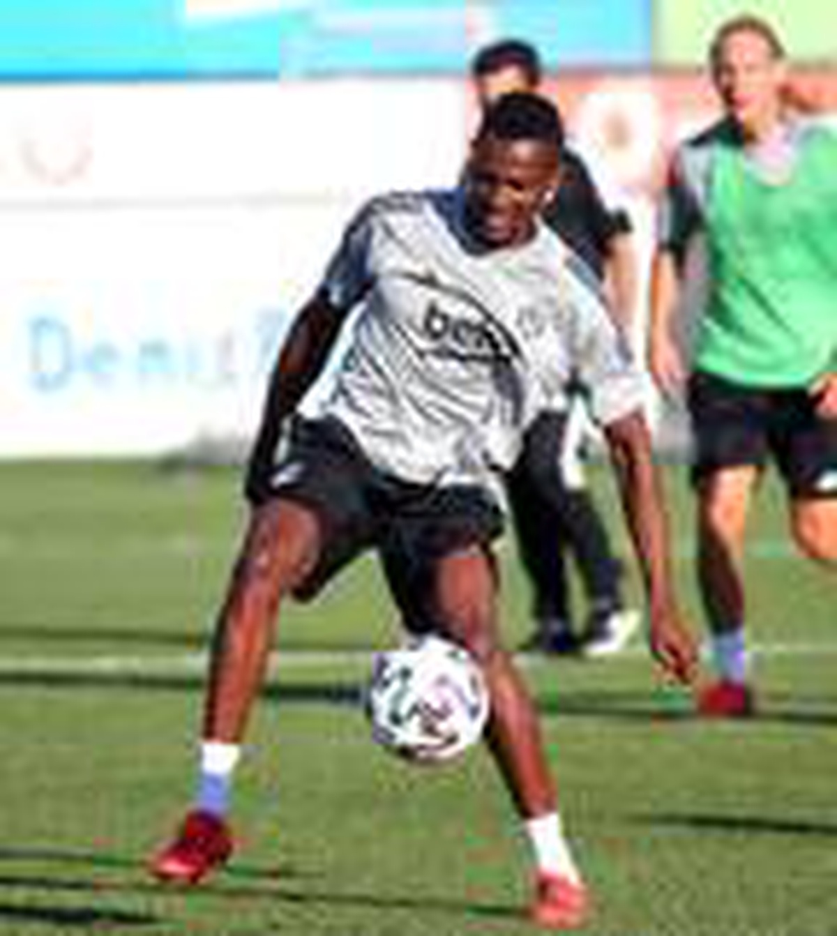 Mensah, Beşiktaş ile ilk antrenmanına çıktı