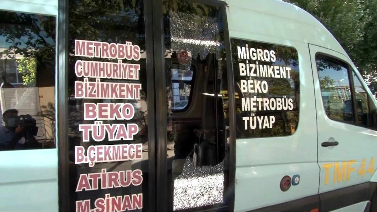 Minibüsten indirilen fazla yolcu camı yumruklayarak kırdı